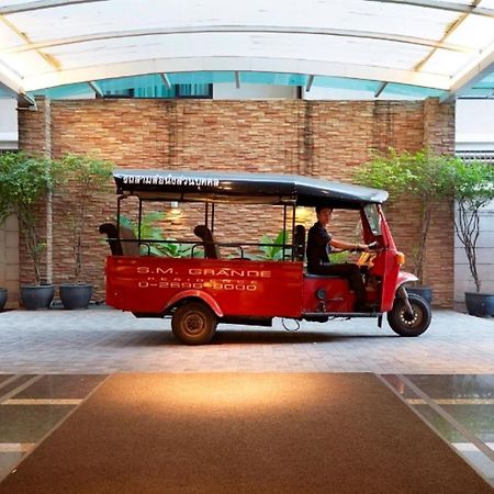 S.M. Grande Residence Bangkok Bagian luar foto