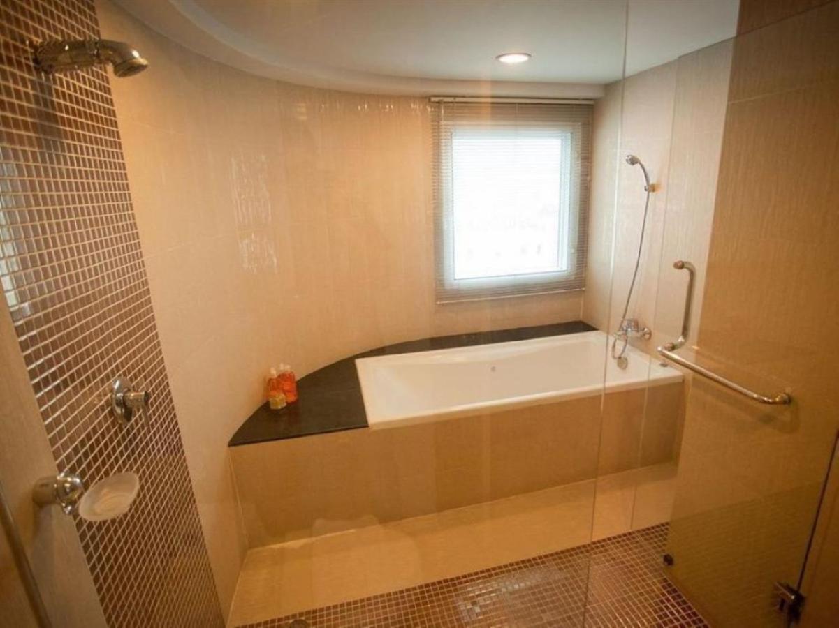 S.M. Grande Residence Bangkok Bagian luar foto